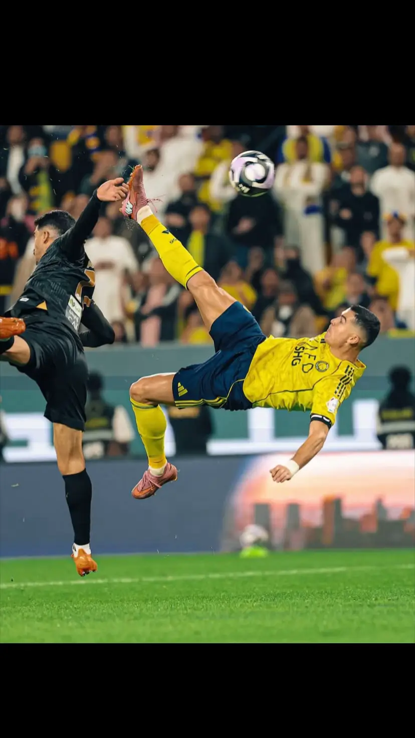 40 tahun bagi ronaldo hanyalah sebatas angka,Ronaldo cetak gol salto mewarnai kemenangan Al Nassr 4-1 atas Al Khaleej dalam pertandingan Liga Arab Saudi di Stadion Al Awwal Park, Senin (24/11) dini hari WIB. #ronaldo #cristianoronaldo #alnassr 