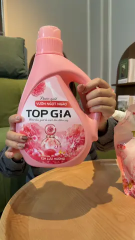 Can nước giặt 2L tặng 1 túi nước giặt 1L