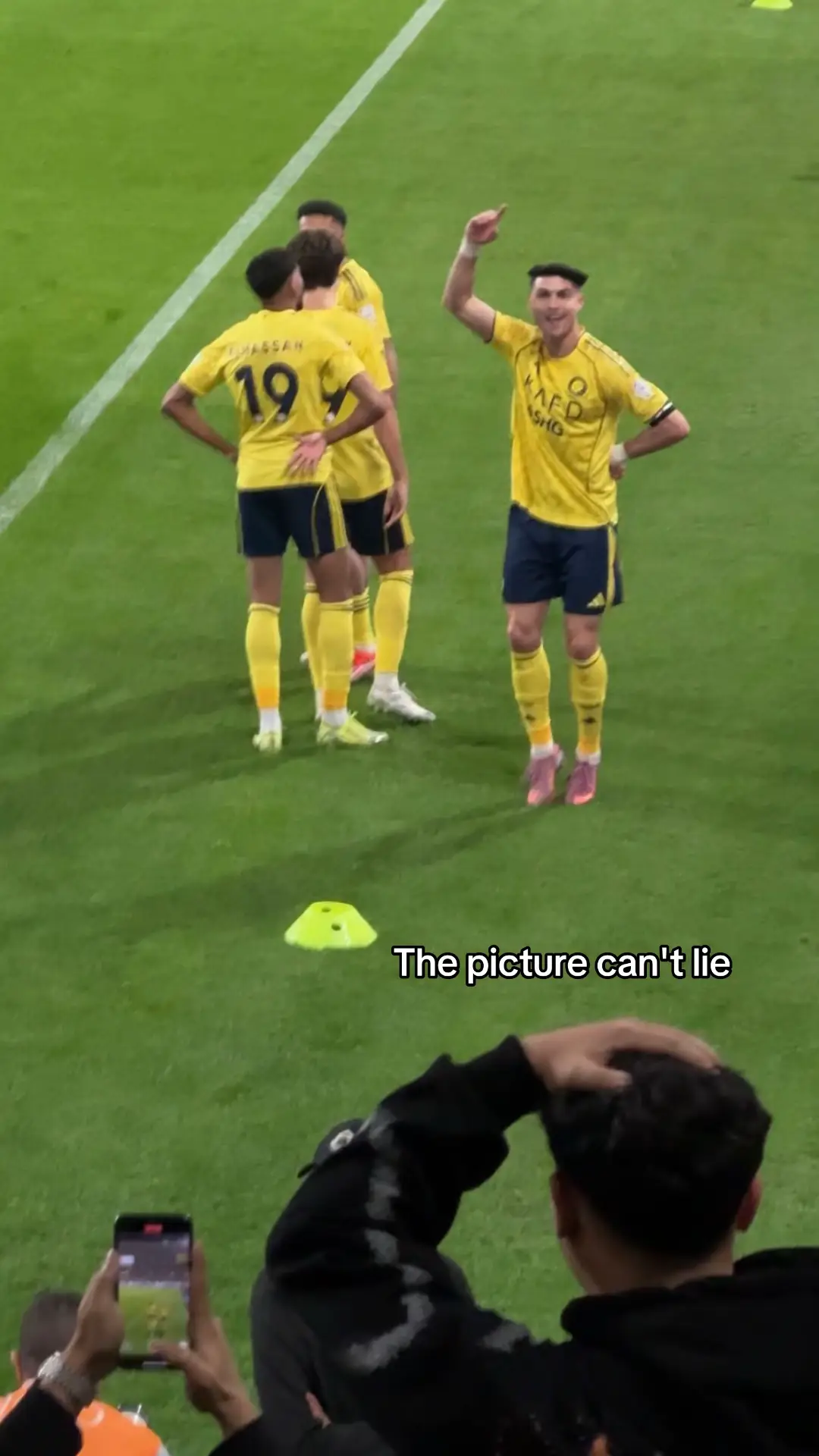 أعجوبة عصره ، اسطورة زمانه ، هدف انتولوجي ، سينمائي .  لن يأتي لاعب يخليك تمسك راسك بكل ذهول #ronaldo #cristianoronaldo #alnassr 