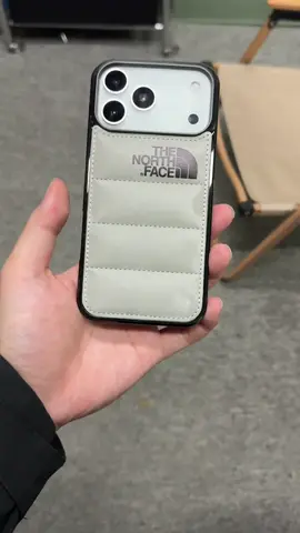 新しいiPhoneにThe North Face製のダウンジャケット、つまりケースというのはどう？#iphoneケース #スマホケース #iphone17promax #高級感 #おすすめ 