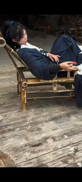 劈开的大柴露出年轮密码一圈是王维的竹喧一圈是陶潜的菊香浇水时与韭菜对话： “你只管向上生长向下扎根的事交给道”收起