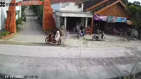 Kurang Pengawasan, Anak Hampir Tertabrak dan Picu Kecelakaan Sebuah rekaman video memperlihatkan detik-detik menegangkan saat seorang anak kecil tiba-tiba berusaha menyeberang jalan tanpa pengawasan orang dewasa.  Beruntung, pengendara motor yang melintas sigap melakukan pengereman mendadak sehingga anak tersebut terhindar dari kecelakaan.  Namun, insiden tak berhenti di situ. Motor yang berhenti mendadak tersebut justru ditabrak dari belakang oleh pengendara lain yang tidak sempat mengerem.  Kejadian ini menjadi pengingat pentingnya pengawasan orang tua terhadap anak saat berada di area jalan raya, demi mencegah risiko kecelakaan serupa. #trending #viralvideo #Motorsport #motor #fyp 