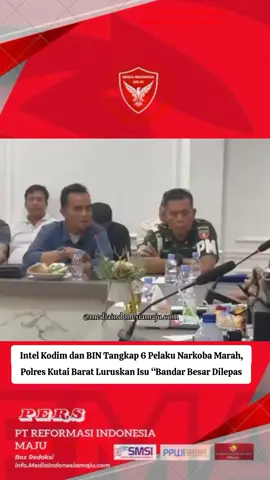 Kutai Barat – Polres Kutai Barat akhirnya angkat bicara terkait informasi yang beredar di masyarakat tentang dugaan pelepasan seorang bandar besar narkoba yang sebelumnya ditangkap oleh aparat intelijen TNI dan Badan Intelijen Negara (BIN). Peristiwa penangkapan tersebut terjadi pada Rabu, 19 November 2025. Satuan Intel Kodim 0912 bersama BIN berhasil mengamankan enam orang yang diduga terlibat penyalahgunaan narkotika di wilayah Kutai Barat, Kalimantan Timur. Para pelaku berikut barang bukti kemudian diserahkan kepada Polres Kutai Barat untuk proses hukum lebih lanjut. Isu miring kemudian mencuat ke publik, menyebut bahwa salah satu pelaku yang disebut-sebut sebagai “bandar besar” narkoba telah dilepaskan oleh pihak kepolisian. Kabar ini memicu keresahan dan tanda tanya di tengah masyarakat mengenai komitmen aparat penegak hukum dalam memerangi peredaran narkotika. Menanggapi hal tersebut, pada Sabtu, 22 November 2025, Polres Kutai Barat menggelar konferensi pers resmi. Wakapolres Kutai Barat Kompol Subari menjelaskan duduk perkara sekaligus meluruskan informasi yang berkembang. Dalam keterangannya, Kompol Subari menyampaikan apresiasi dan penghargaan kepada Intel Kodim 0912 dan BIN atas tindakan cepat dan tegas dalam mengungkap jaringan penyalahgunaan narkotika di Kutai Barat. Ia menegaskan bahwa kerja sama lintas instansi merupakan kunci dalam pemberantasan narkotika yang saat ini sudah masuk ke berbagai lapisan masyarakat. “Kami sangat mengapresiasi langkah rekan-rekan dari Kodim 0912 dan BIN. Setiap upaya memerangi narkotika akan kami dukung penuh dan tindaklanjuti sesuai prosedur hukum yang berlaku,” ujarnya. Terkait isu “bandar besar narkoba dilepaskan polisi”, Kompol Subari menegaskan bahwa setiap orang yang diserahkan ke Polres tetap diproses secara profesional dan proporsional. Ia menambahkan, penentuan status hukum para terduga pelaku harus didasarkan pada alat bukti yang kuat, hasil pemeriksaan, serta gelar perkara sesuai ketentuan perundang-undangan. “Tidak ada kepentingan lain selain penegakan hukum. Polres Kutai Barat berkomitmen untuk transparan dan akuntabel dalam menangani kasus ini. Proses hukum terus berjalan, dan kami minta masyarakat tidak mudah terprovokasi oleh informasi yang belum jelas sumbernya,” tegasnya. Kompol Subari juga mengajak masyarakat Kutai Barat untuk berperan aktif dalam memberikan informasi terkait peredaran narkotika di lingkungan masing-masing. Menurutnya, keberhasilan pemberantasan narkoba tidak hanya bergantung pada aparat, tetapi juga dukungan dan keberanian masyarakat untuk melapor. “Perang terhadap narkoba adalah tanggung jawab bersama. Kami pastikan setiap laporan yang masuk akan ditindaklanjuti,” tutupnya. Hingga kini, penyidik Polres Kutai Barat disebut masih mendalami peran masing-masing dari enam orang yang diamankan, termasuk kemungkinan keterkaitan dengan jaringan peredaran narkotika yang lebih luas. #Polri #tni #breakingnews ##FYP #BeritaViral 