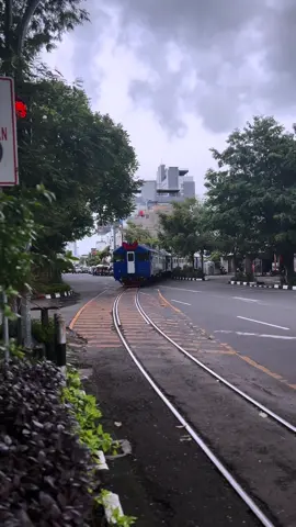 Rela menunggu satu jam, hanya untuk melihat Solo seindah ini di antara deru kereta #purwosarisolo #keretaapiindonesia #surakarta24jam #kotasolo #sololeveling 