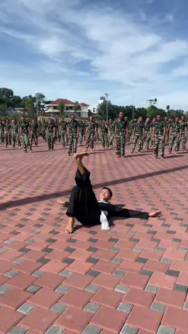 Pelatih memberikan contoh gerakan kepada kadet UNHAN  #psht 