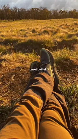 rejeki nggk selalu tentang uang, dapet sunset dibuthak kek gini juga termasuk rejeki. #pendaki #channelpendaki #umarajaaa #pendakiindonesia #pendakigunungindonesia 