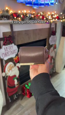 Ive been so obsessed with this totebag since I got it. #totebag #bag #purse #gold #outfit 