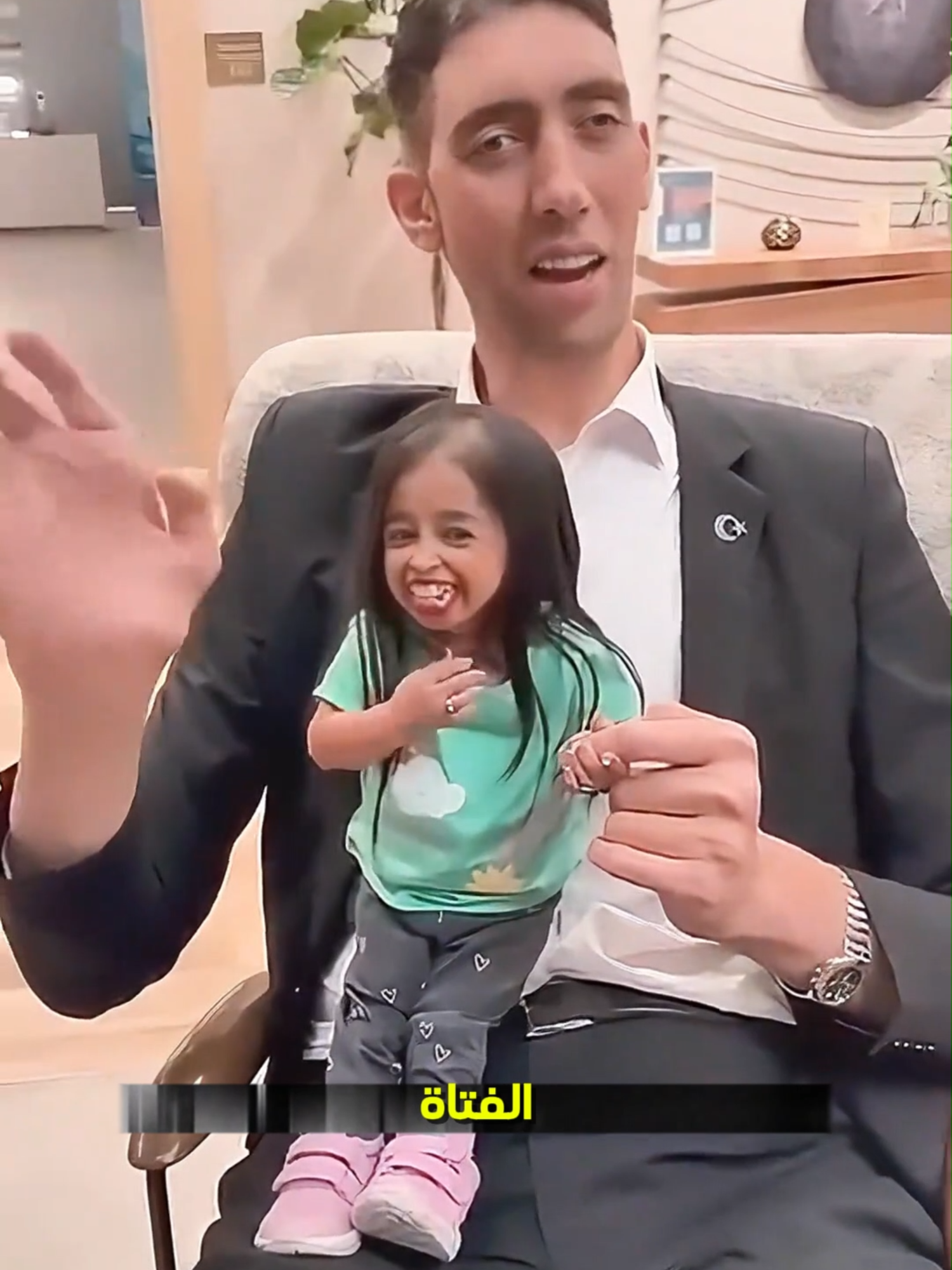 أقصر فتاة في العالم تتزوج أطول رجل.. والآن حامل! 🤣 #تسجيل_الحياة_في_الخارج #غرائب #الأرقام_القياسية