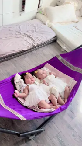 Mẹ chỉ cần thấy hai công chúa ngủ ngon là cả thế giới bình yên theo.#lina #lisa 4m18d