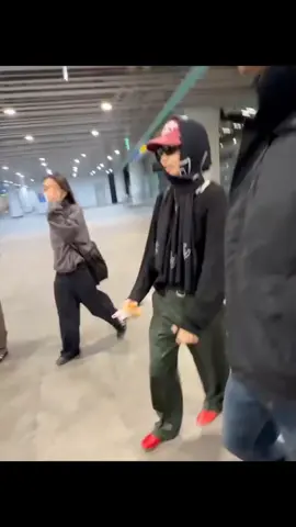 Jennie, Jisoo, and Rose were seen at the Korean airport. They had just finished their word tour. Lisa had injured her leg. It's possible she and her team went through the VIP route.☺️💗 #deadlineworldtour #airport #blackpink #blink 