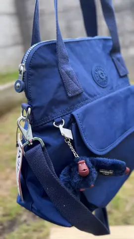 Panheiro ⛸️ Bolso de mano y cruzado Kipling 🐵 🍒te acompaña a todos lados  🫐 caben cuadernos universitarios 😱 #kiplingchile #carteramujer #bolsojuvenil 