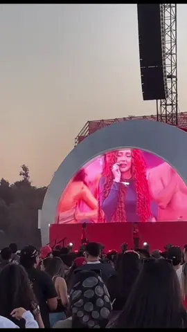 Llenó 🥺 y lloró #bellakath #flowfest #Cocacola #lareinadelflow #romantikeo @BELLAKATH 👸🏻 