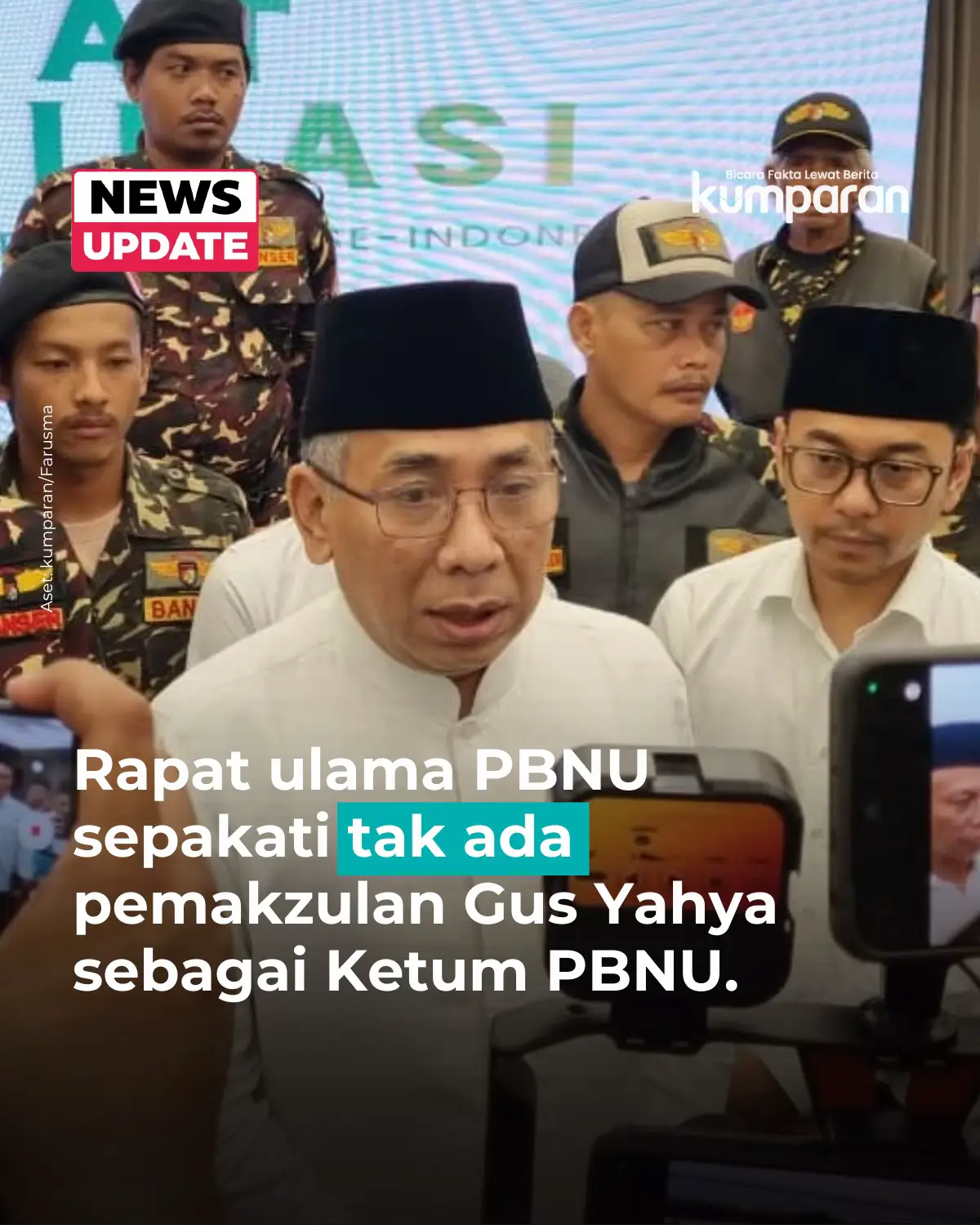 Rapat para ulama PBNU pada Senin (23/11) malam menyepakati tidak ada pemakzulan maupun pengunduran diri terhadap Ketum PBNU, Gus Yahya. Kepengurusan diputuskan tetap berjalan sampai selesai satu periode menuju Muktamar berikutnya. Selain itu, rapat menghasilkan usulan silaturahmi lebih besar antar alim ulama, serta ajakan tafakur bersama demi kebaikan warga NU dan Indonesia. Sekitar 50 kiai hadir langsung, sementara lainnya mengikuti lewat Zoom. Keputusan ini muncul setelah beredarnya surat yang meminta Gus Yahya mundur dalam tiga hari. Namun, rapat menegaskan seluruh jajaran tetap melanjutkan tugas hingga akhir masa jabatan. 📸: Dok. kumparan/Farusma.   ⁠ Follow WhatsApp Channel kumparan untuk dapat Informasi terpercaya dikirim langsung ke WhatsApp kamu. Ketik kum.pr/WAchannel di browser kamu sekarang, agar bisa share informasi tanpa ragu.⁠ ⁠ #newsupdate #update #news #oneliner #pbnu          