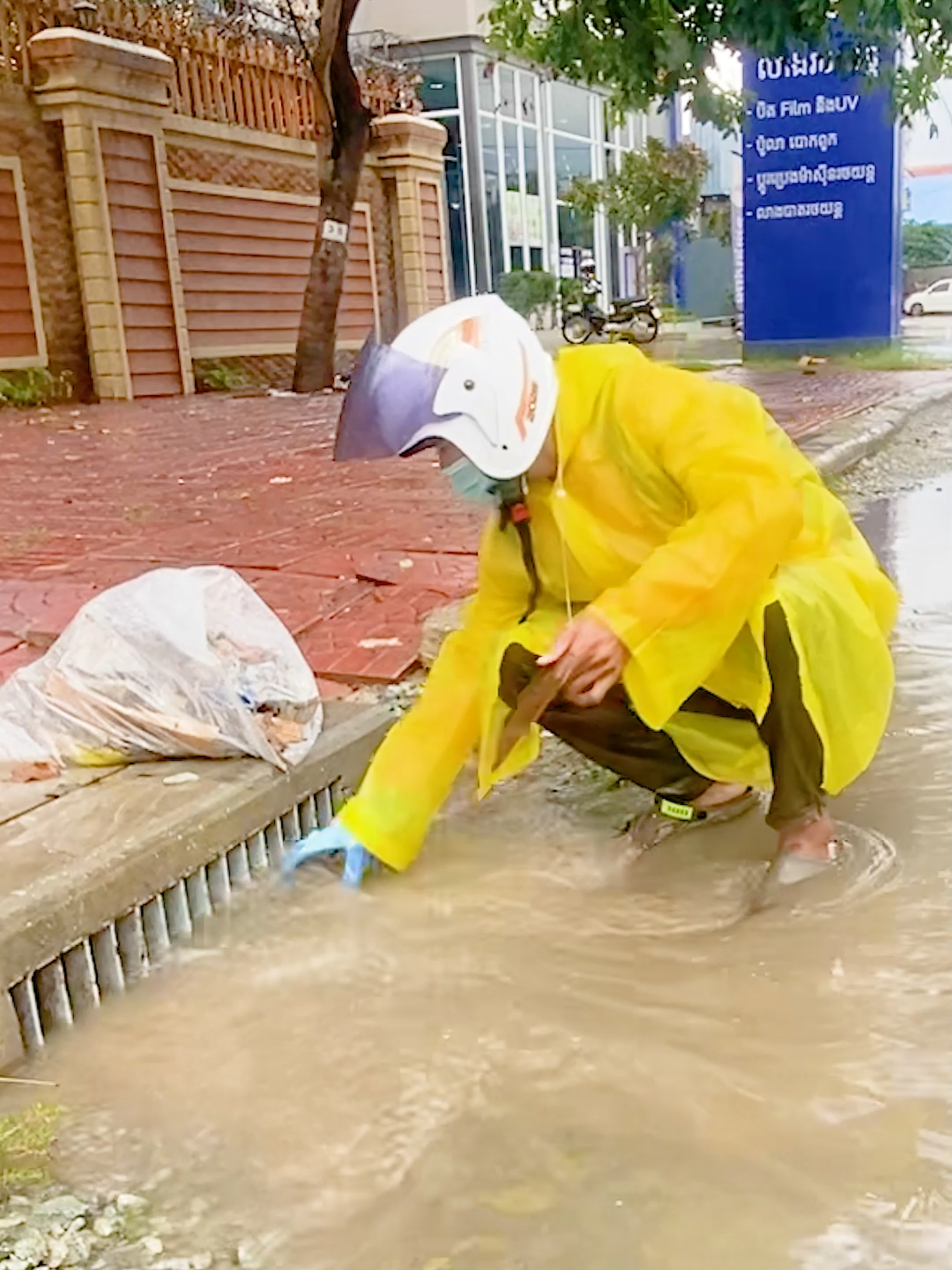 The Moment the Drain Opens and the Flood Disappears! #drains #unclogging #fyp #clean #satisfying #drain #trending
