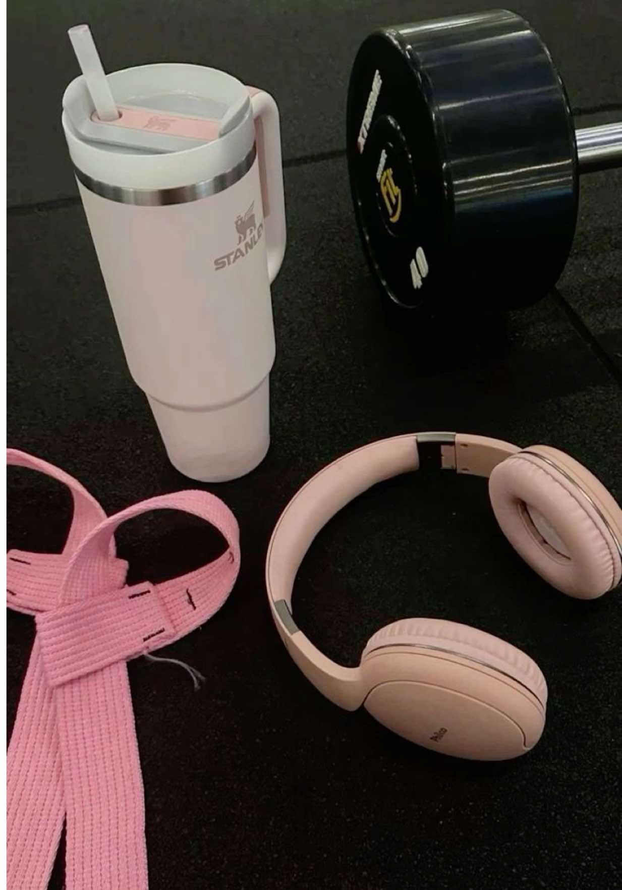 Day 4 🎁✨ Gifts for HIM boyfriend, sneaky link, brother, dad… whoever your ‘him’ is this year 😂 Simple, useful, and they actually like these. Everything is linked in my Amazon Storefront under ‘Gifts for Him ELF #boyfriendgifts #amazonfinds #greenscreen #blackfriday 