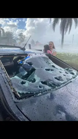 TEMPORAL COM GRANIZO CAUSA MEDO E DESTRUIÇÃO EM ERECHIM (RS), BRASIL. 🇧🇷 ⛈️🚨 Um temporal repentino de pedras de granizo, que chegaram a medir cerca de 5 centímetros de diâmetro, causaram danos e deixaram cenas de destruição pela cidade de Erechim (Rs). Várias casas,  prédios comerciais, lojas e diversos veículos acabaram atingidos, deixando um rastro de estragos pela região.   A chuva de pedra começou de forma repentina e durou poucos minutos, mas foi suficiente para quebrar vidros de residências, amassar carros e danificar telhados. Até o momento, não há registro de feridos. O fenômeno climático ocorreu após uma rápida mudança nas condições atmosféricas, marcada pelo avanço de uma frente de instabilidade que já vinha sendo monitorada. #Erechim #granizo #TemporalRS 