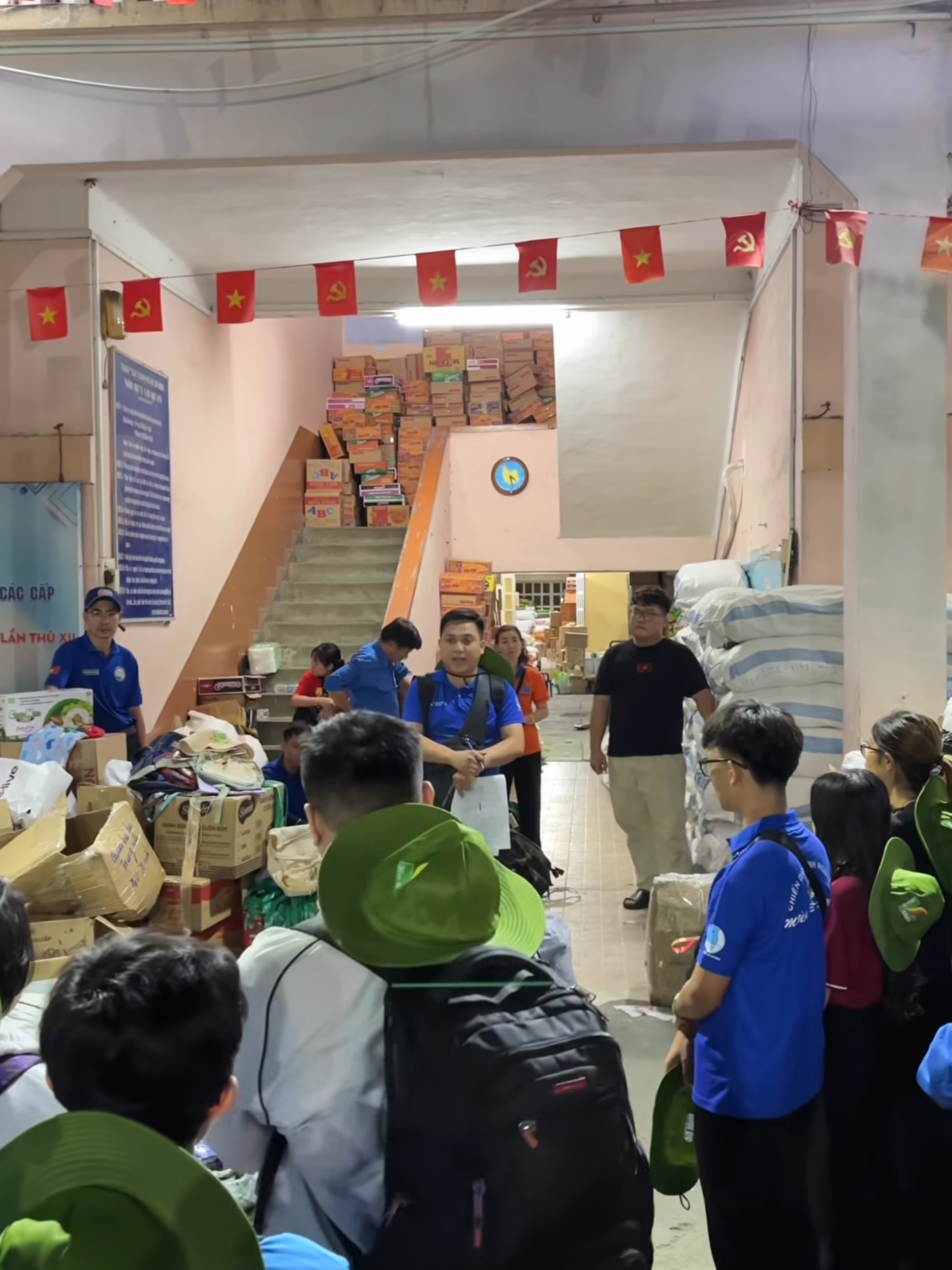 “Đâu cần Thanh niên có Việc gì khó có Thanh niên!” 🇻🇳 Tuổi trẻ Thành phố Hồ Chí Minh xung kích tiến về miền Trung hỗ trợ đồng bào thân yêu bị ảnh hưởng bởi bão, lũ  #ToiYeuToQuocToi #ThanhnienTPHCM #TuoitreTPHCM