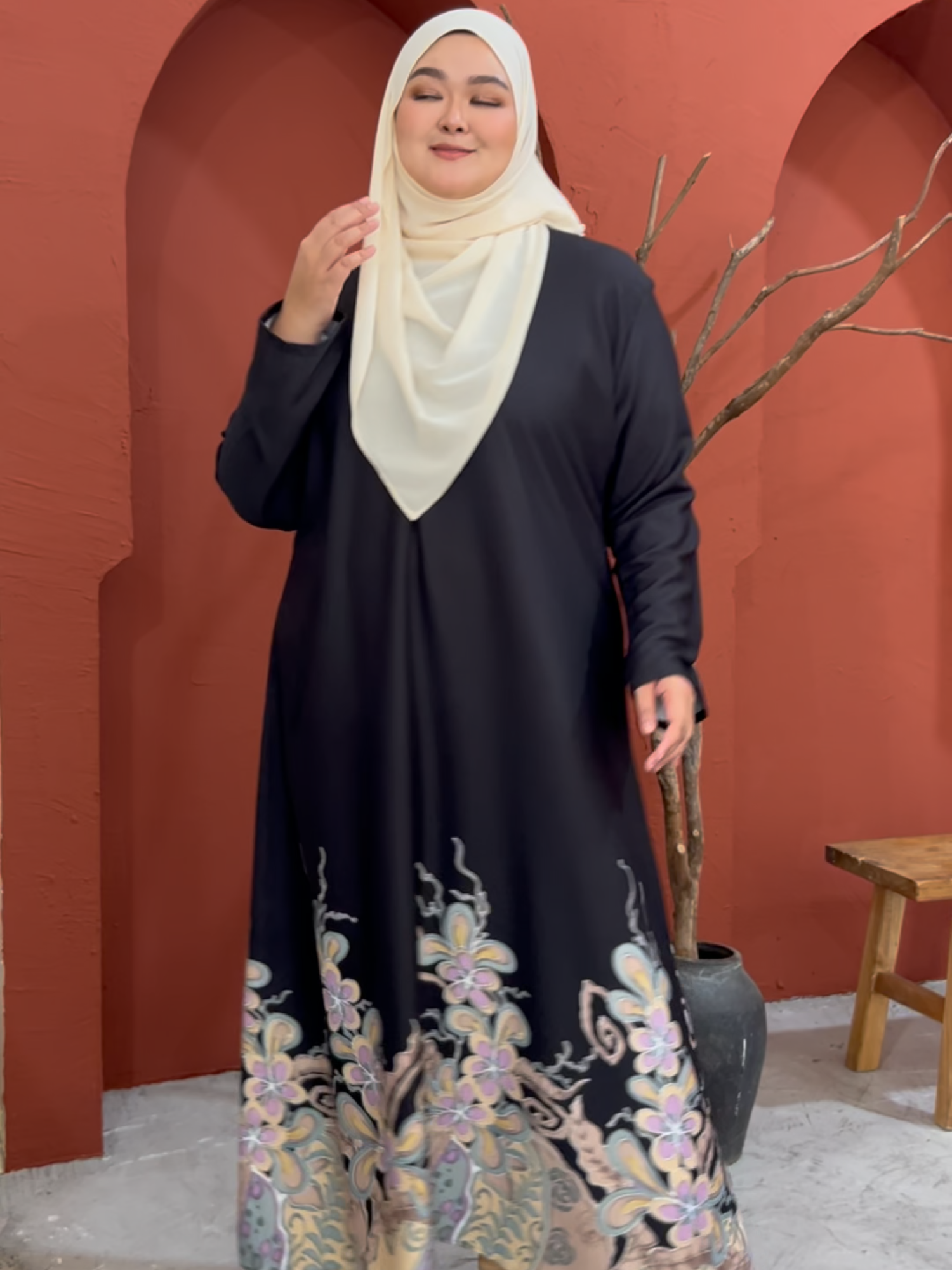 Kalau tak nak pening fikir outfit, Jubah Bayu ni memang penyelamat… cutting simple dengan material comfy yang stay kemas sepanjang hari 😌 Klik beg kuning sekarang.... #qurayahq #plussize #plussizefashion #baju #bajuplussize #bajuraya #jubah #jubahmurah #jubahmuslimah #jubahraya