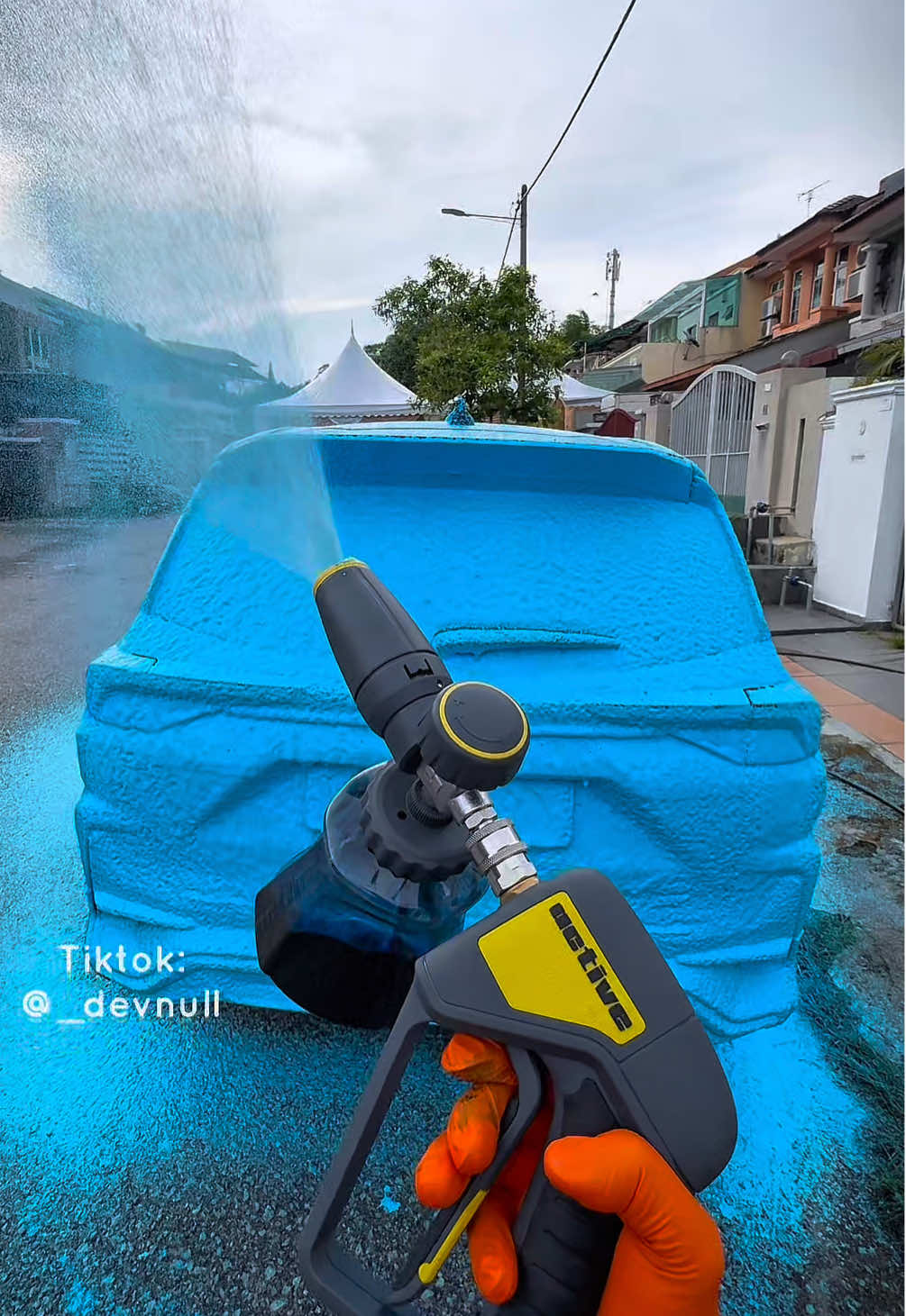 color biru dia mmg accurate ikut color code yg dia iklan.. in love teruk dgn warna2 c-one pro ni.. #snowfoam #colorshampoo #carwash #detailing #prewash 