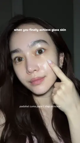 Enak bgt kalau dipake jadi skinprep sebelum makeup 🩷 #barriersprayserumdazzleme #sprayserum #dazzlemeserumspray #glassskinspray @DAZZLE ME INDONESIA 