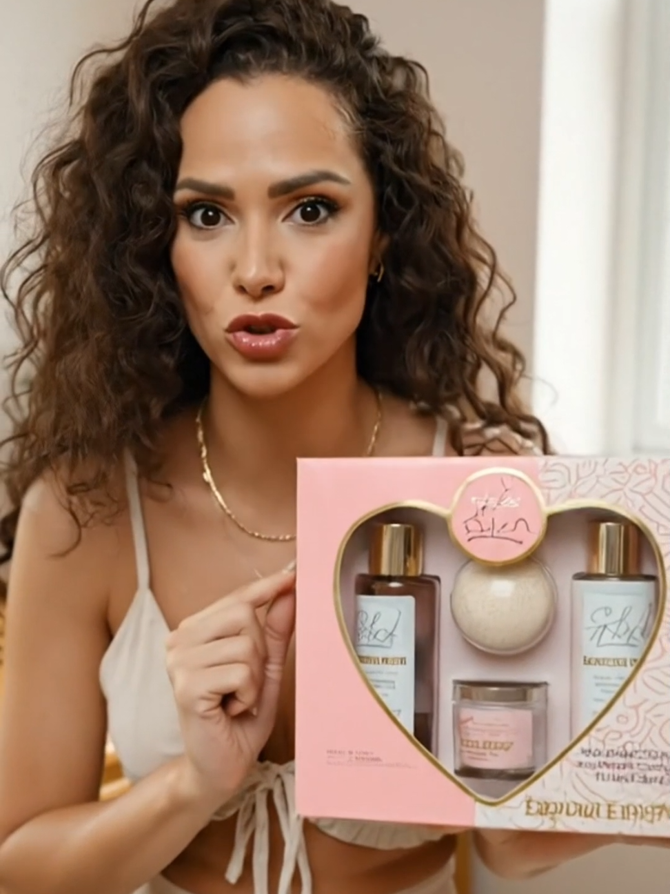 Kit Presente Spa Feminino com aromaterapia🌸  perfeito para aniversário, Natal ou pra surpreender alguém especial. Vem com itens de banho, fragrâncias relaxantes e uma embalagem premium super sofisticada. Um presente completo pra quem ama autocuidado!   👉Deixei o carrinho com desconto pra vocês, corre garantir antes que esgote!   #presentefeminino  #tiktokshop #aromaterapia  #autocuidado #presentesdenatal @Lari Duarte 