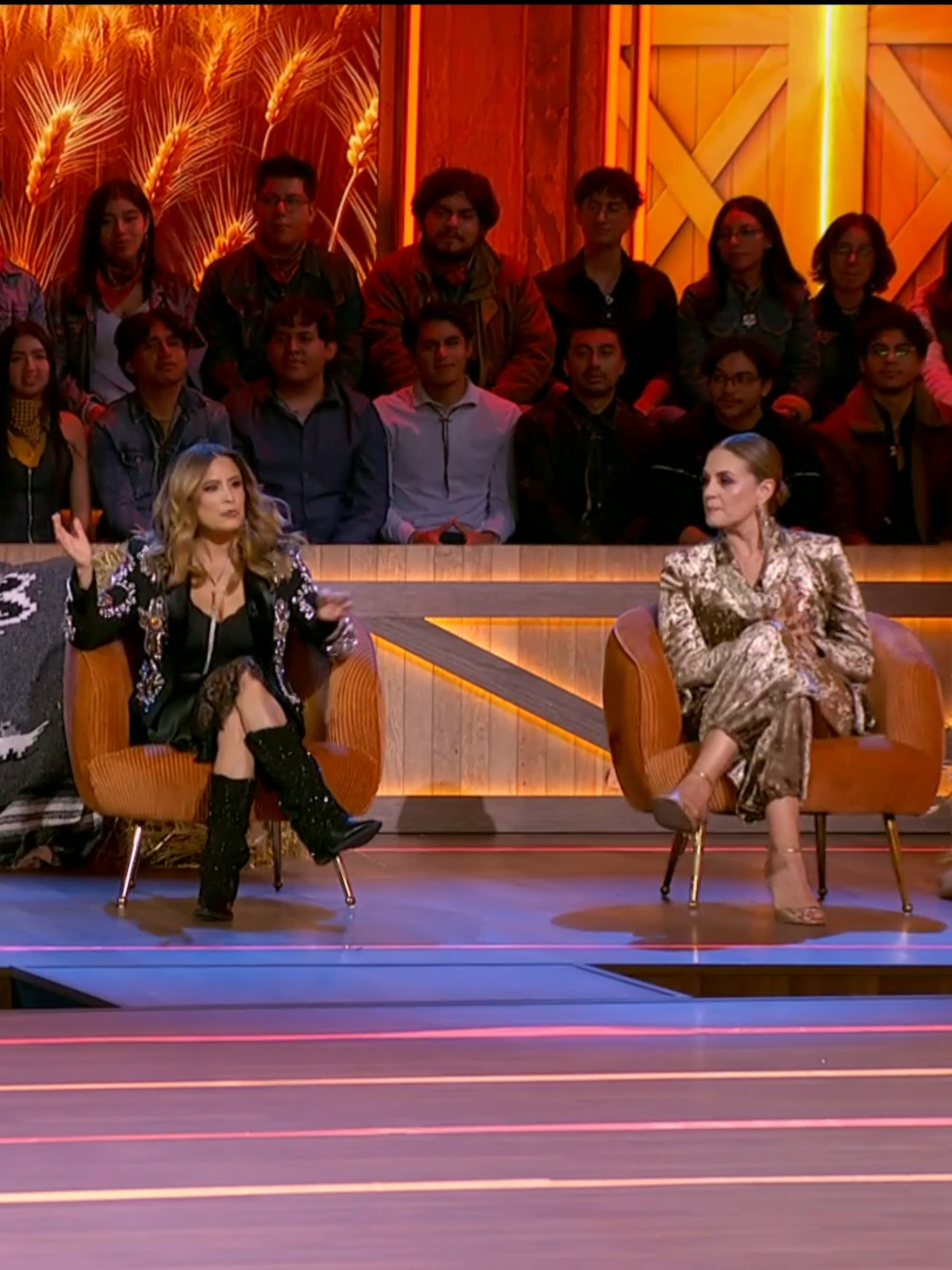 ¿Les encantó la primer escena de la novela que mis granejros hicieron? 🤩🔥🐓 📺 #LaGranjaVIP EN VIVO AHORA por #AztecaUNO. 🌾 Transmisión 24/7 en #DisneyPlus experiencia completa. #reality #TVAzteca