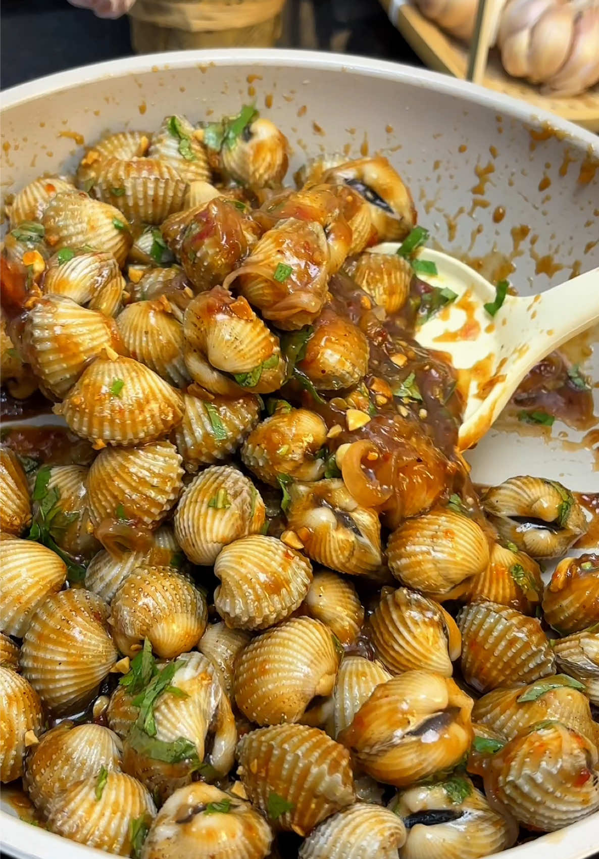 Sò huyết sốt me, mớ này mà ra quán cũng bộn tiền lắm á mấy chị, mà làm ở nhà rẻ lắm luôn #sohuyetxaome #sotmechuangot #foodreview #bepmebong #xuhuong 