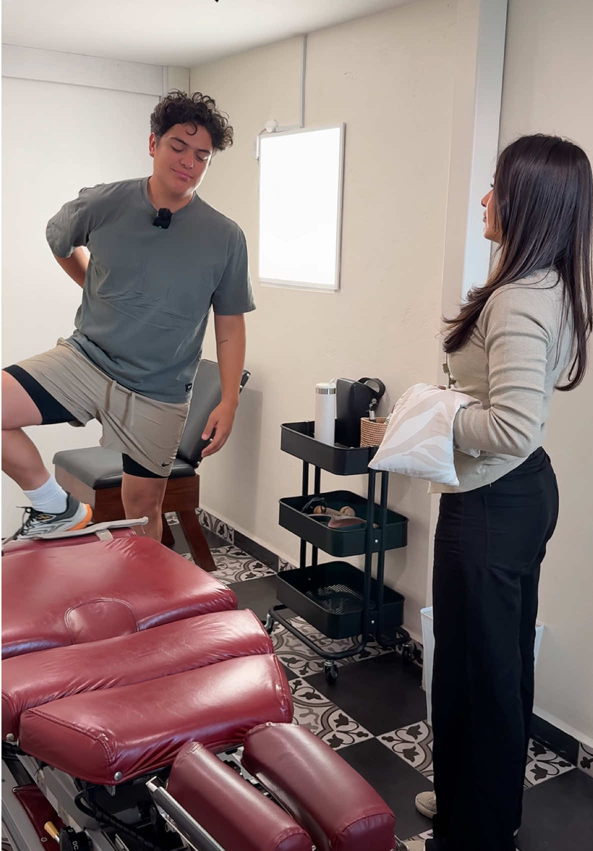 ASMR | Consulta Quiropráctica  📍Zona Esmeralda, Atizapán de Zaragoza  📍Fuentes de Satélite, Tlalnepantla de Baz Agenda tu cita con nosotros por: 💬 Mensaje Directo 📞 TEL: 55 9131 5411 📱 WhatsApp: 729 542 5543 “Estás a un ajuste de cambiar tu vida” #fyp #parati #quiropractico #dolordeespalda #asmr 