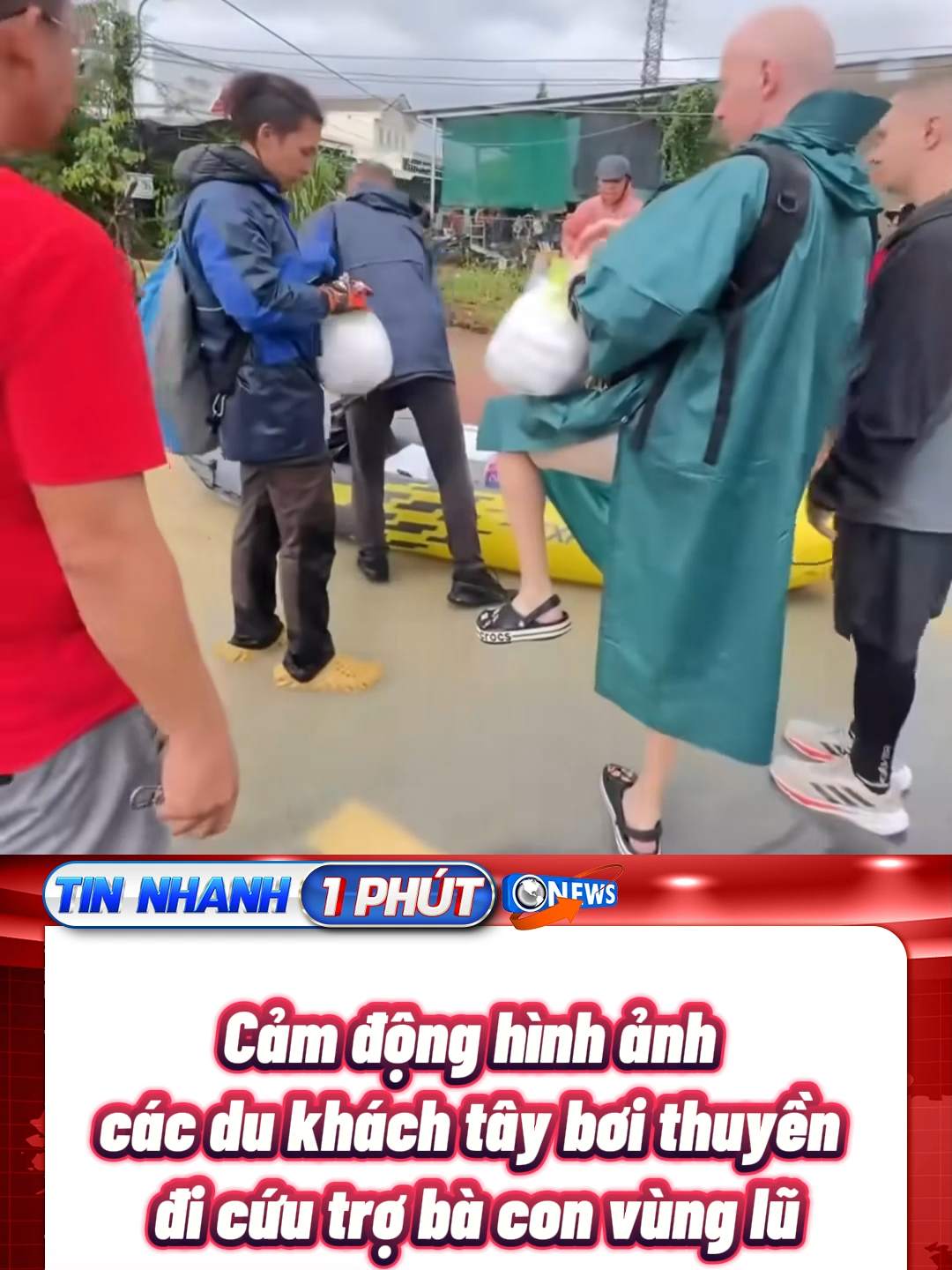 Cảm động hình ảnh các du khách tây bơi thuyền đi cứu trợ bà con vùng lũ #tin24h #xuhuong #tintuc #tinmoingay #tinnong #ngậplụt #xúcđộng