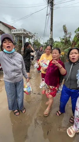 Bà con Phú Yên hiện cần GẠO - NƯỚC - CHĂN RA - ÁO QUẦN ạ.  Biết ơn các đoàn thiện nguyện nhiều   #lulutmientrung #phuyen #cuutromientrung #xuhuong #type #abcxyz #vongoctin 