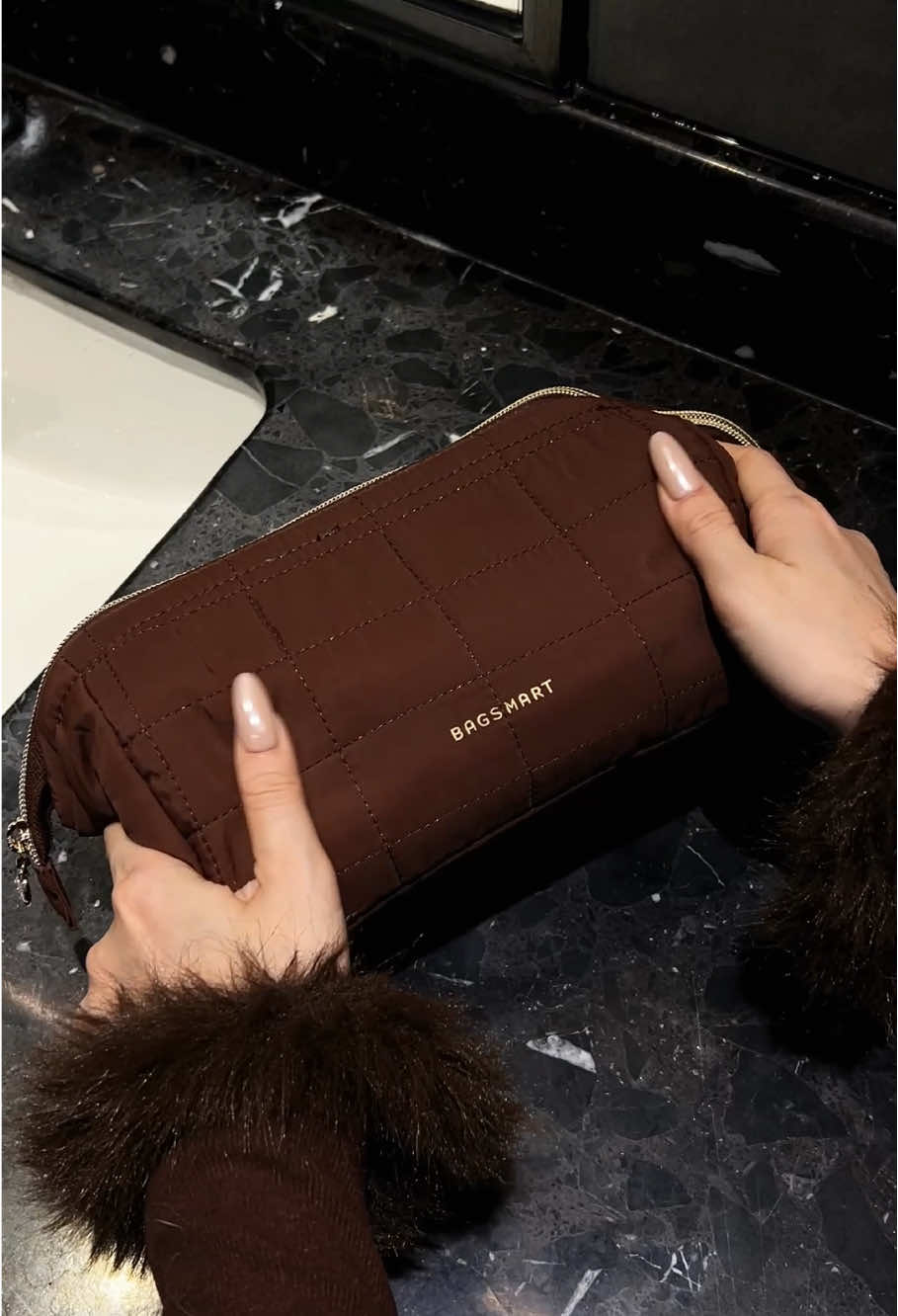 Unboxing my new cosmetic pouch 👝Perfect size and I am obsessed with the wide-opening design 🤎🧸✨#bagsmart #TikTokShopBlackFriday #christmasgiftideas #cosmeticbag #makeupbag 