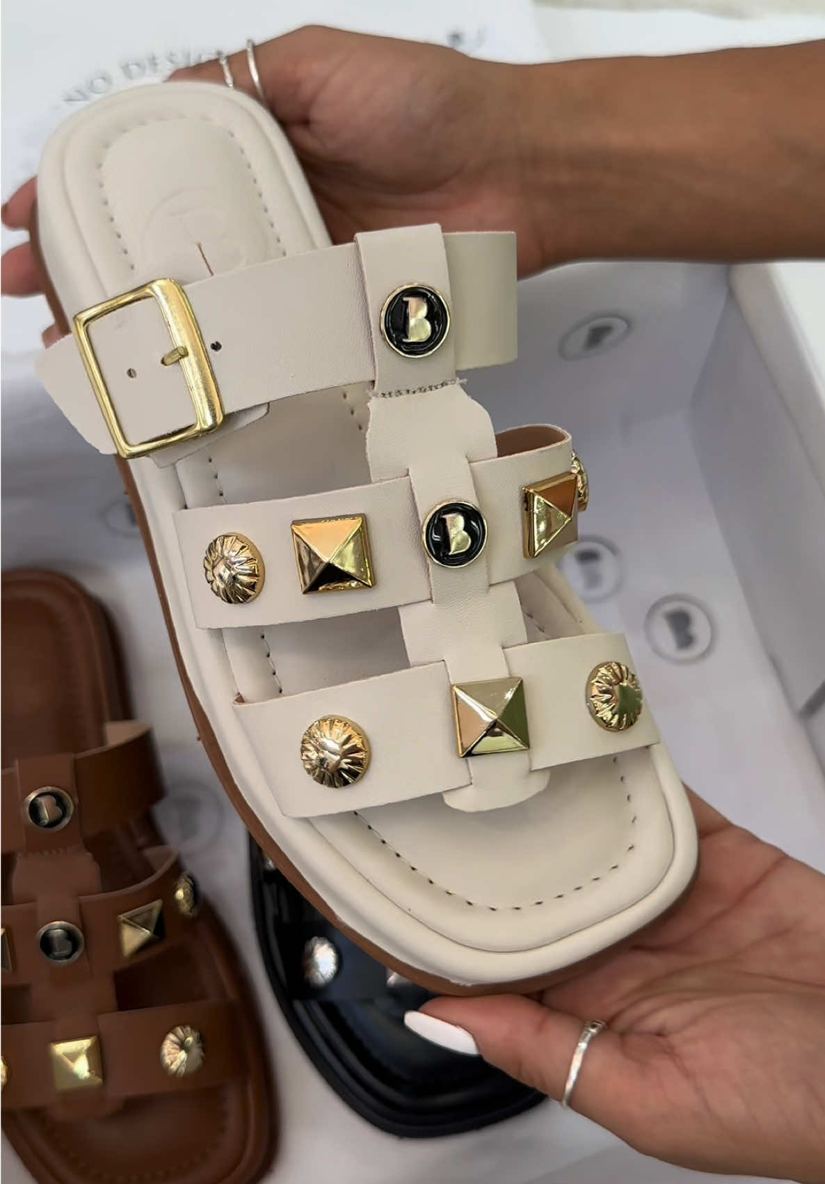 Qual a sua preferida?! 🤩✨ Disponível a pronta entrega, 34 ao 39! Acesse nosso site 👇🏽 WWW.BUBUSTORE.COM.BR 