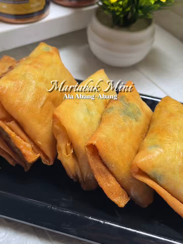 Martabak Telur Mini .. musim hujan kyak gini emang paling cocok dibawa ngemil , nahh kali ini aku buat martabak mini , biarrasanya mirip kyak yg di jual abang2 , aku pake bubuk karinya dari @rusticblend.id  , bubuk kari yg aroma dan rempahnya lengkap bgt , jadi bisa bikin martabak ala abang2 yg enak 🤤 #martabaktelur #idemasakan #masakansimple #masakanrumahan #fyp 
