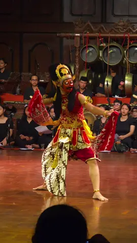 Klana Topeng. Saya benar-benar jatuh hati dengan tari ini. Saat menyaksikam tari ini, indera-indera saya begitu dimanjakan. Pun, saat tari Klana Topeng yang disajikan pada gelaran Catha Ambya edisi ketujuh. Klana Topeng pada Catha Ambya dibawakan secara berkelompok. Tiga penari perempuan yang menarikan Klana Topeng. 📱 Galaxy S25 Ultra | 5x Zoom @isisurakarta @himaswariska  #CathaAmbya #isisurakarta #klana #GalaxyS25Ultra #bayJoee 