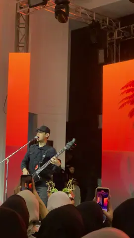 shoutout to my office!🫡 thanks sudah mengundang musisi idola jaman smp  #bondanprakoso #tetapsemangat #rezpector #bondanprakosofade2black #fyp 