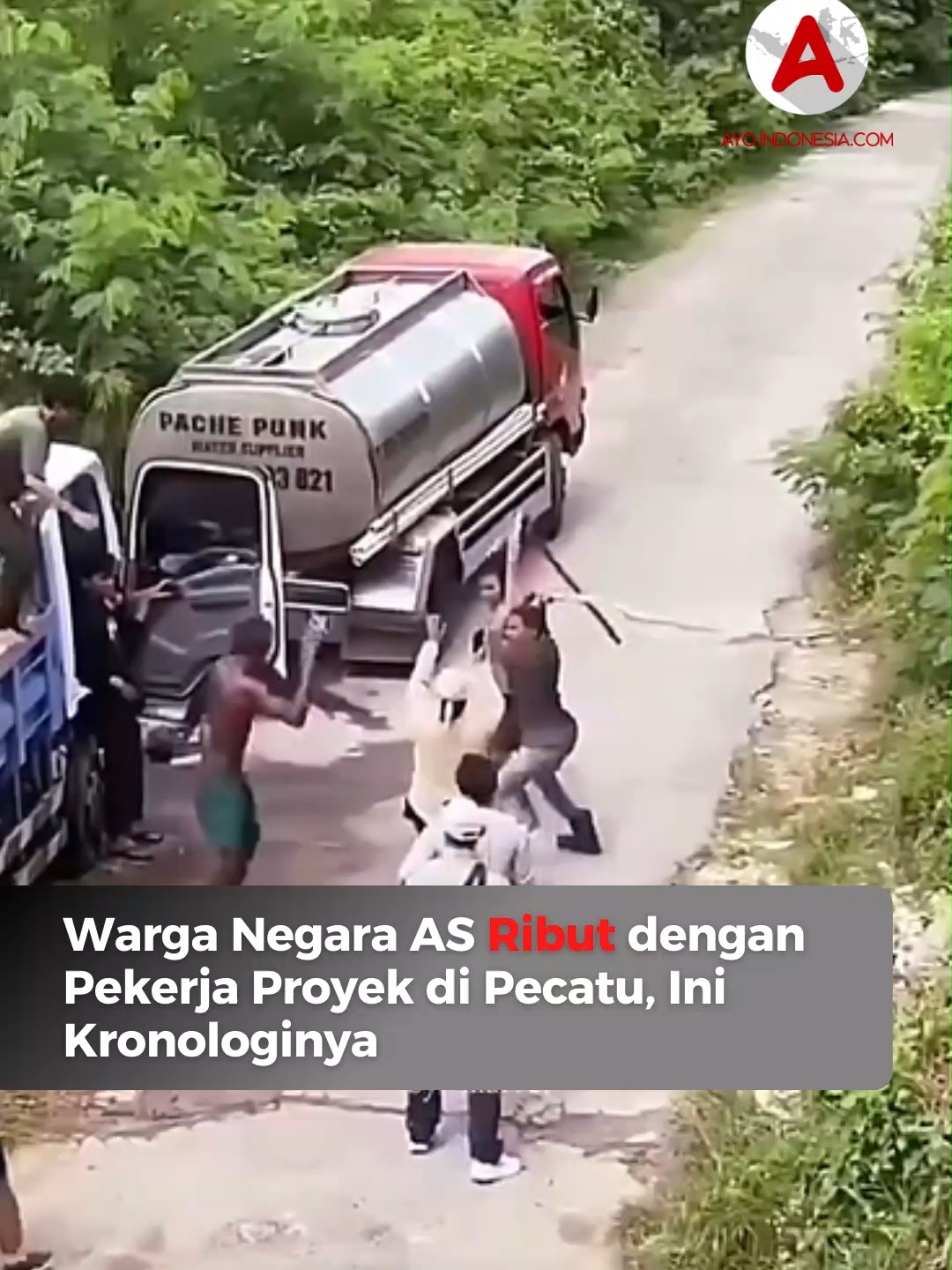 Keributan terjadi di kawasan Pantai Suluban, Pecatu, Kuta Selatan, Minggu (23/11/2025) pagi. Seorang bule asal Amerika Serikat berinisial MD (29) terlibat adu p*kul dengan pekerja proyek hingga menimbulkan korban luka. Awal insiden dipicu saat MD datang ke lokasi proyek sambil merekam dengan ponsel dan berbicara keras. Di saat itu, Ni Komang Sri Hartati Rahayu Ningsih (47) sedang membersihkan alat berat yang sebelumnya sempat disiram solar oleh MD dua hari sebelumnya. Ketegangan memuncak ketika MD menegur dan menyentuh pipi korban, membuat pekerja lain tersulut emosi. 