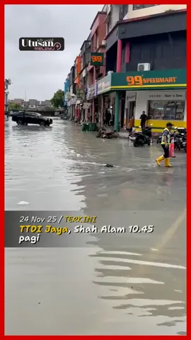 Kawasan TTDI Jaya, Shah Alam dinaiki air banjir. 📹 UM+. #trendingnewsmalaysia #fyp #banjirshahalam #ttdijaya 