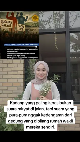 Liat baik-baik gambar ini. Massa turun, teriakannya pecah, bawa poster “Gugatan Rakyat” dan “Pecat DPR”. Bukan karena iseng, bukan karena ikut-ikutan. Mereka ngerasa ada yang janggal, ada yang ngeganjel, dan mereka nuntut pertanggungjawaban. Itu suasana yang panasnya bukan cuma di udara, tapi juga di kuping siapa pun yang masih peduli soal demokrasi. Terus perhatiin respons partai-partai besar. Gerindra bilang gugatan ini wajar, bagian dari demokrasi. Kedengarannya kayak kalimat standar, tapi itu artinya mereka tahu tekanan publik lagi nggak main-main. Kalau semua adem-adem aja, mana mungkin keluar pernyataan kayak gitu. Lalu Golkar ngomong bahwa soal pemberhentian anggota DPR itu open legal policy. Itu sebenarnya kode keras: proses ini sah secara mekanisme hukum, tinggal mau dijalankan serius atau cuma jadi wacana di pinggir meja. Kalau bahasa tongkrongannya, “Bisa kok, tinggal ada kemauan atau nggak.” PAN juga ikut ngegas halus. Mereka menegaskan bahwa urusan anggota DPR itu balik lagi ke internal partai masing-masing. Artinya apa? Mereka nunjuk bahwa bola ada di tangan partai, bukan rakyat. Padahal rakyat yang ngegaji, rakyat yang diwakili, tapi ketika ada masalah, posisinya tiba-tiba jadi penonton. Dan di tengah itu semua, rakyat muncul kayak gelombang yang nggak bisa dibendung. Mereka bukan sekadar marah, mereka nuntut. Seolah bilang, “Kalau kalian lupa siapa yang kalian wakili, kami ingetin lagi lewat jalanan.” Ini bukan drama, ini realitas yang lagi terjadi. Dan ketika tiga partai besar sampai buka suara, itu nunjukin betapa seriusnya tekanan ini di mata mereka. Yang bikin kuping panas adalah: kenapa sampai ada gelombang sebesar ini dulu baru mereka ngomong? Kenapa baru ketika rakyat turun, baru keluar narasi tentang dinamika demokrasi? Padahal demokrasi nggak pernah butuh panggung ramai untuk dijalanin. Yang dibutuhin cuma kesadaran bahwa jabatan itu titipan, bukan trofi. Konten ini bukan buat manas-manasin, tapi buat ngajak mikir. Kalau suara rakyat udah sampai setegas ini, berarti ada sesuatu yang nggak beres dari awal. Dan kalau partai-partai mulai merespons, itu tanda bahwa tekanan publik masih punya tenaga. Kadang demokrasi memang terasa kayak TKP: penuh jejak, penuh tanda tanya, dan kalau kita nggak teliti, kebenaran bisa kejebak di balik asap tebal versi mereka sendiri. Jadi jangan cuma lewat dan lupa. Liat, cerna, pahami, dan simpan dalam ingatan: rakyat menggugat bukan karena hobi, tapi karena mereka udah muak jadi penonton di rumah sendiri. #DinamikaDemokrasi #SuaraRakyat #IsuDPR