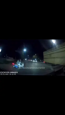 Motor jatuh gara gara kena jalan berlubang  gede  Lokasi : arah pelamunan -kopasus serang #dashcam #dashcamindonesia #viraltiktok 