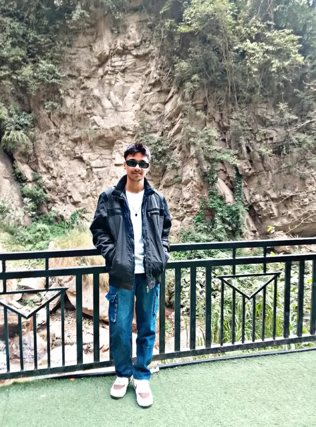 “Calm mind. Strong vibe.”✨🫶 --- #NatureVibes #StreetStyle #TravelNepal #GoodVibesOnly #ExploreMore ---