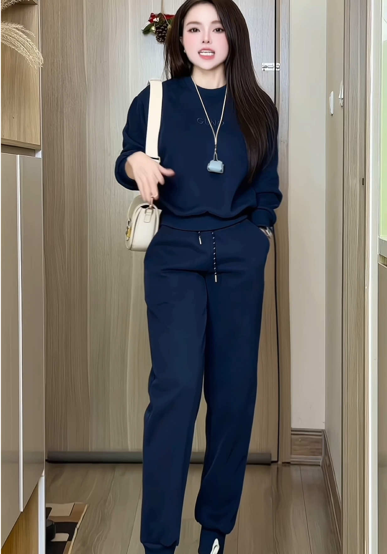 Set bộ nỉ  thêu Guno quần bo gấu lót nhung cao cấp form đẹp tôn dáng có size nam nữ diện đôi ưng hết sức luôn   #setbo #setboxinh #setbonu #setbothethao #setboni