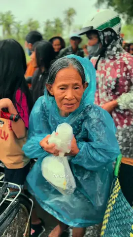 Những suất cơm nóng được gửi đến bà con vùng tâm lũ tại xã Tuy An Đông ❤️❤️