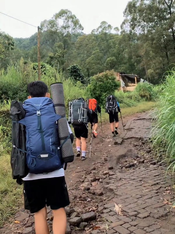 vibesnya beda kalau udah gendong carrier #pendakiindonesia #buthakmountain 