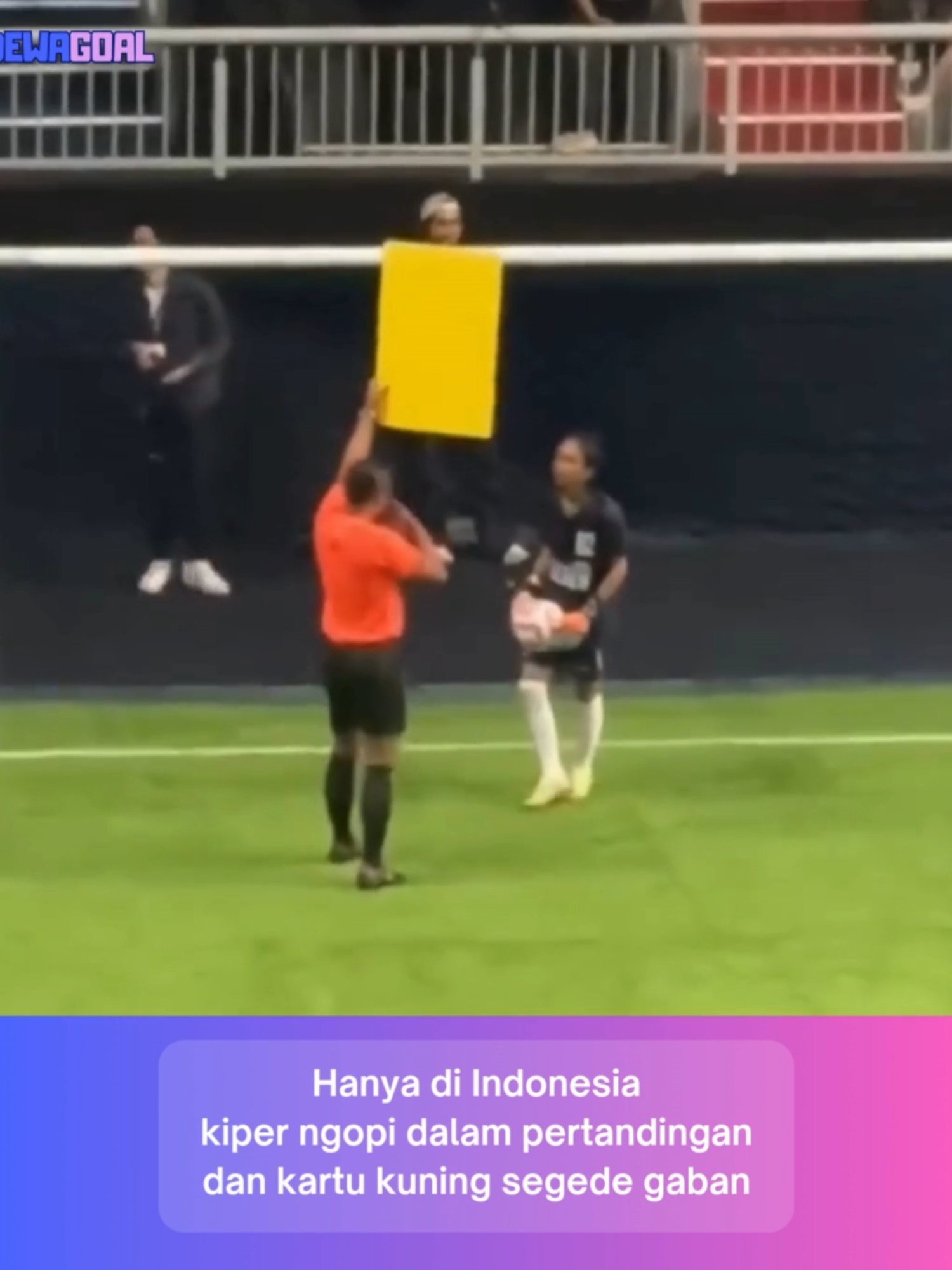 Udah pake sarung tangan dapur, sekarang malah ngopi dalam pertandingan, makan tuh kartu kuning gede gaban memang beda Fajar Sadboy 🔥 LiveStreaming ? 📍Link cek di bio #fajarsadboy #funfootball #sepakbolaindo #fyp #fyppppppppppppppppppppppp