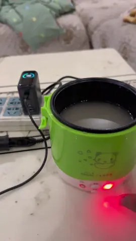 Nấu cơm bằng sạc dự phòng hoặc bộ sạc 100W trở lên là hoàn toàn ổn. Nhiều người đã hỏi trong video trước rằng nồi đó tên là gì. Nồi cơm điện ô tô Ouzhibao chắc chắn phải là loại 24V, và bạn cần thêm cáp chuyển đổi USB-C sang bật lửa điện. #Anker #OuzhibaoRiceCooker