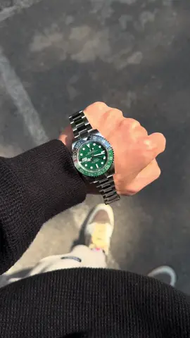 GMT-Master II  – khi sự khác biệt trở thành đẳng cấp. Chiếc GMT “Lefty” huyền thoại – thân White Gold lạnh lùng, vành Cerachrom xanh-đen đầy uy lực, kim GMT xanh lá tạo dấu ấn đặc trưng chỉ dân chơi mới hiểu. Vừa nhìn là biết không phải chiếc đồng hồ dành cho số đông.  #nguyenduywatch #luxury #watches #luxurywatches #foryou 