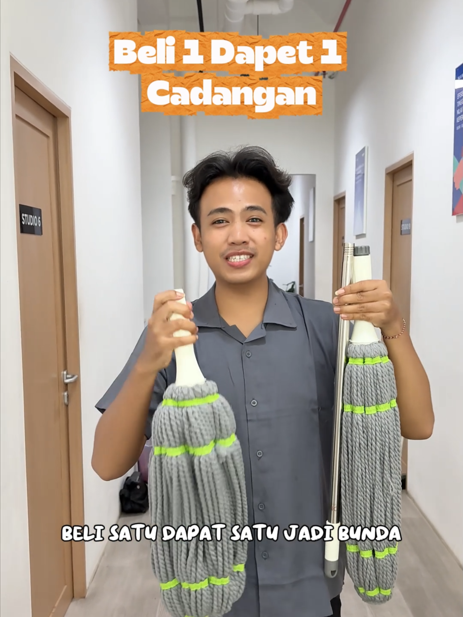 Nih guys beli 1 gratis 1 kain pel! 🤩🧼 Nggak perlu pusing cari sparepart—udah ada kain cadangannya! 🙌 Cara pakai gampang banget: tinggal masukin, tarik & puter aja 🌀 Ngepel makin praktis tanpa kotorin tangan 😍 Cek keranjang kuning yaa 🛒💛 #bonboxindonesia #BONBOX #pellantai#pelserbaquna #pellantaiviral #pellantaimurah #pellantaipraktis #pellantaiotomatis #pellantairumah #pellantaimicrofibe #alatpelserbaguna #promolivetiktok #promolive #livesale #livesaletiktok #livestream #livebonbox