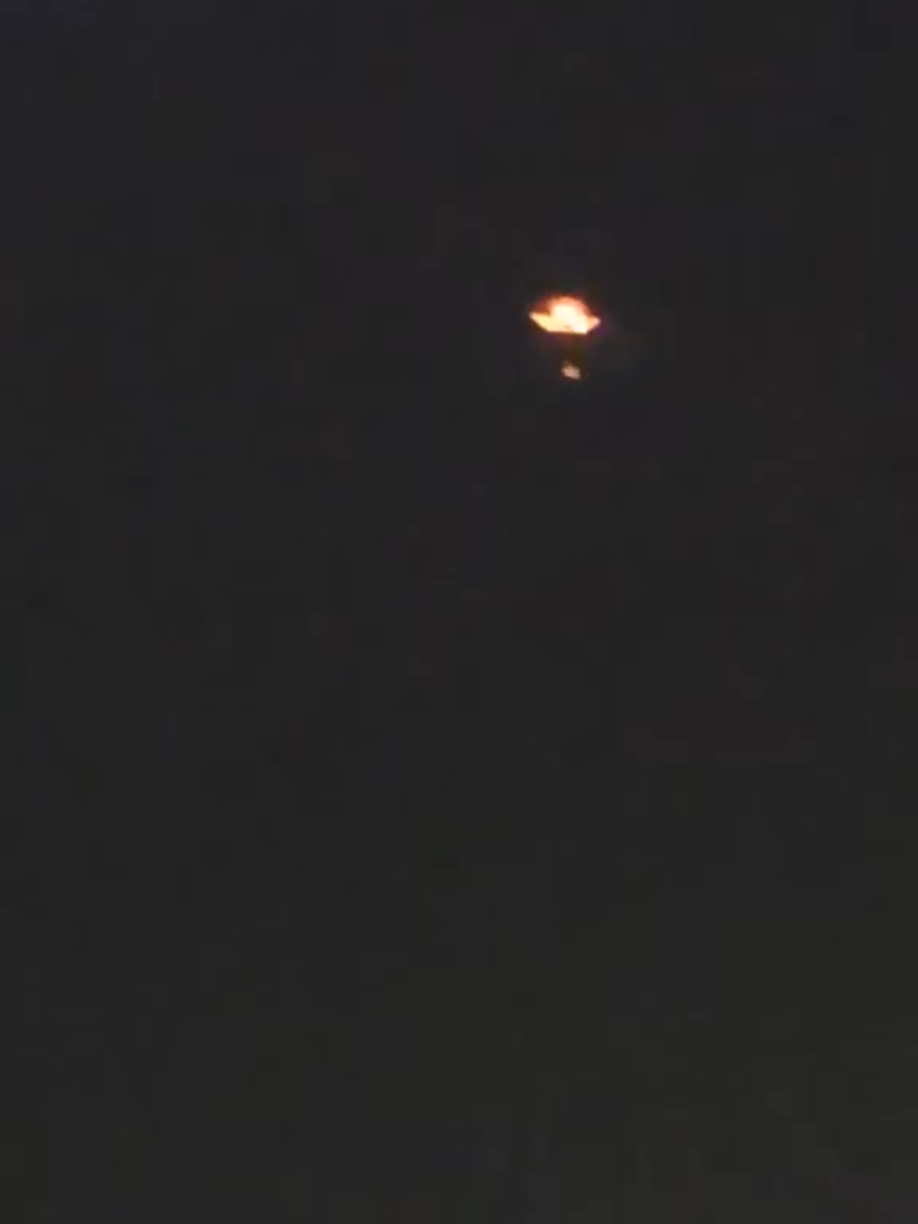 Nave mãe alienígena solta sondas de reconhecimento territorial.  #alienigenas #uap #ufo #ufologia #ovni  @ovniseabduzidos @maracuriosidadesdoceu1 @Academia de Estudos Exologicos 