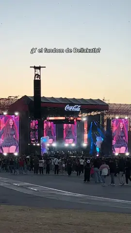 ¿Y su fandom de Bellakath? COCA-COLA Flow Fest 2025 #cocacolaflowfest #bellakath 