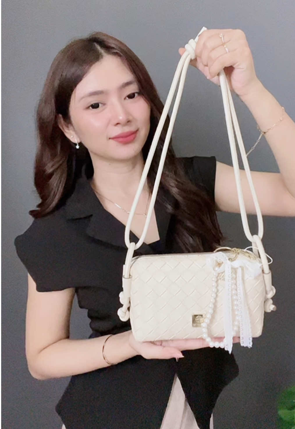 tasnya gemesss, modelnya anyaman jadi ga monoton. yang suka tas mini muat bawaan sehari2 cocok si, stock dikit amanin ka say kamari braidednya 🤍🤎 #taswanita #tasselempang #tasbahu #tasmini #lescatino 